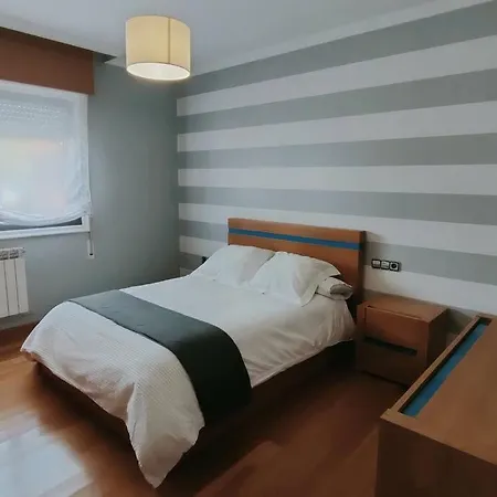 Gran Casa Pareada Con Piscina En Vigo. Playa: 9min ヴィーゴ