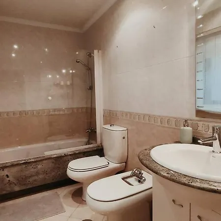 ホテル Gran Casa Pareada Con Piscina En Vigo. Playa: 9min